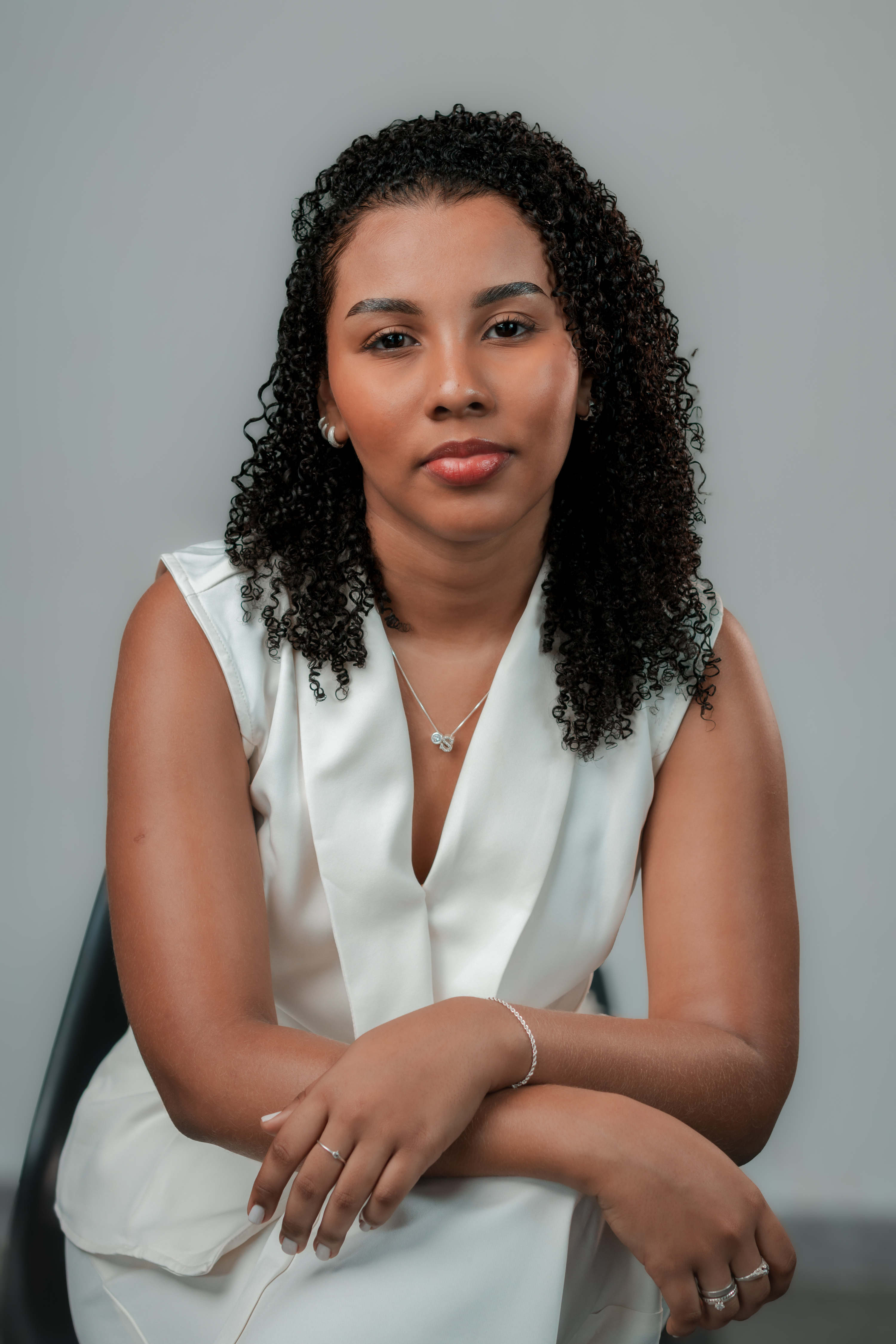 Retrato de Samira, especialista em design de olhar